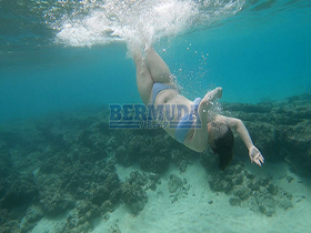 南国の楽園で露出　人目も気にせず自由すぎるセックス！　美園和花　サンプル画像09